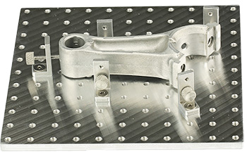 EM-Tec Versa-Plate H121 REM Probenhalter 150 x 150 mm mit
121 M4 Gewindebohrungen und 5 Befestigungswinkeln